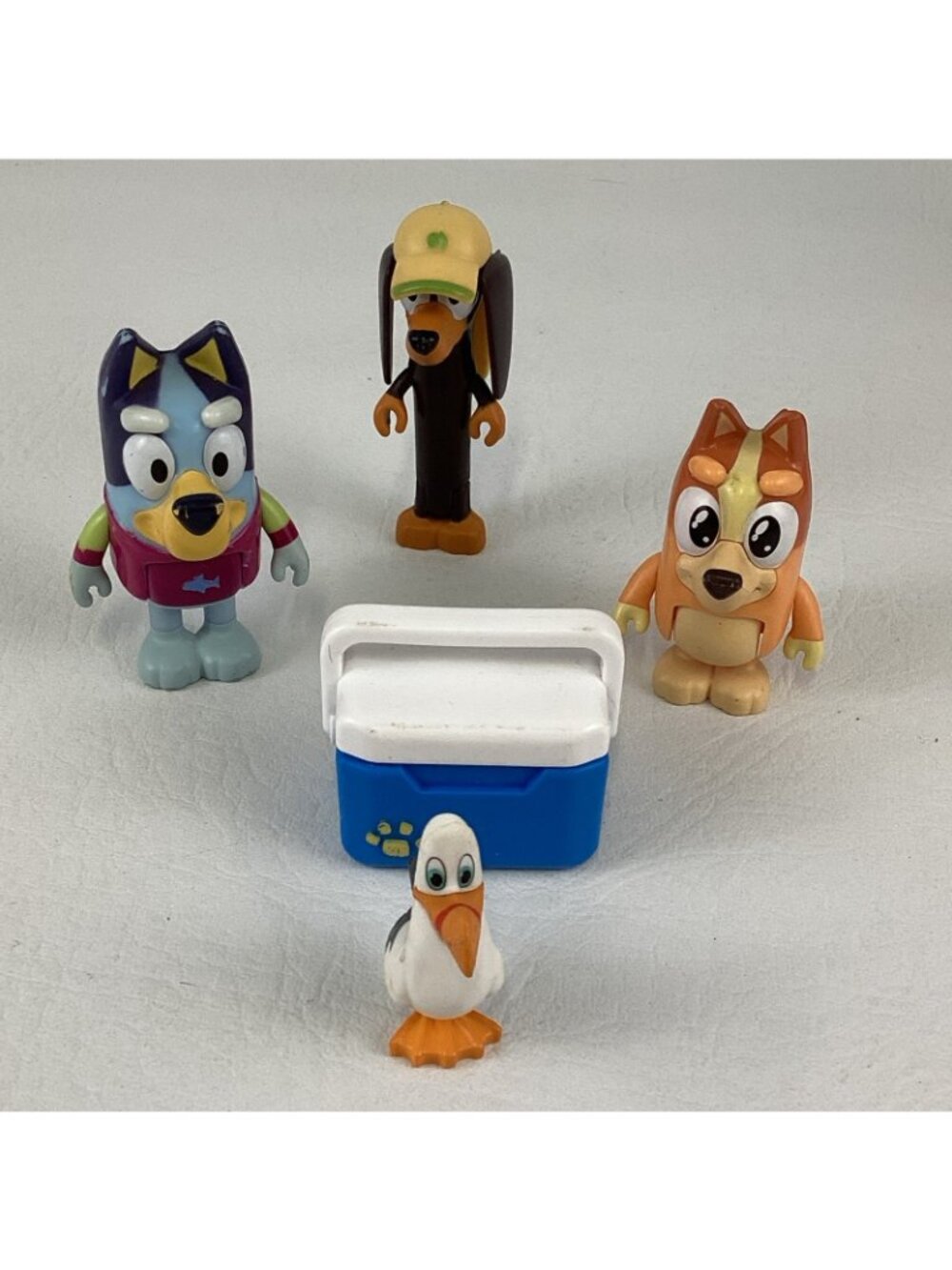 Bluey Heeler Family Beach Trip 4WD Vehicle Figures Lot Bandit Bingo Surfboards - Picture 10 of 11